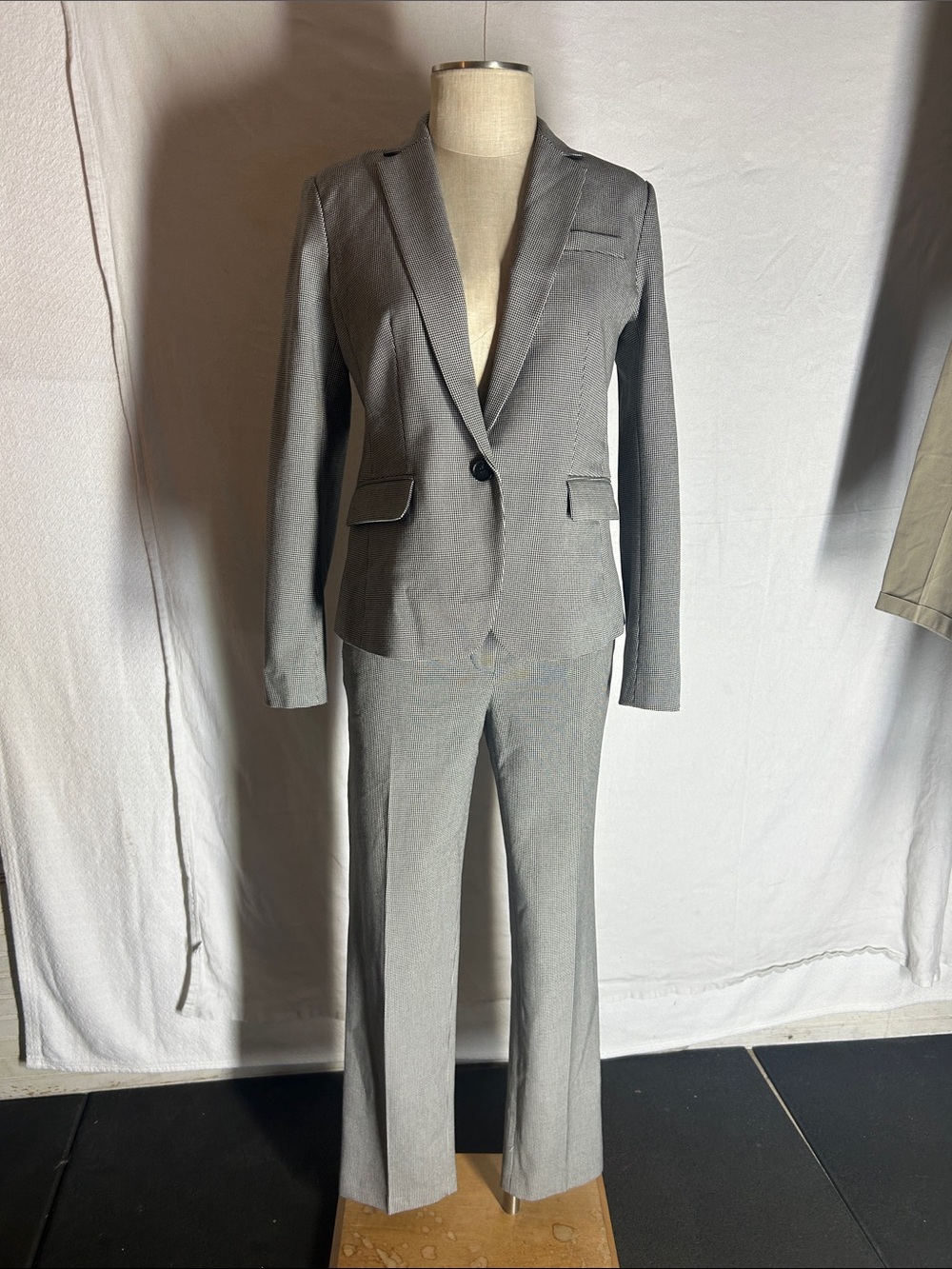 Ann Taylor Gray Women's Blazer and Pants Suit